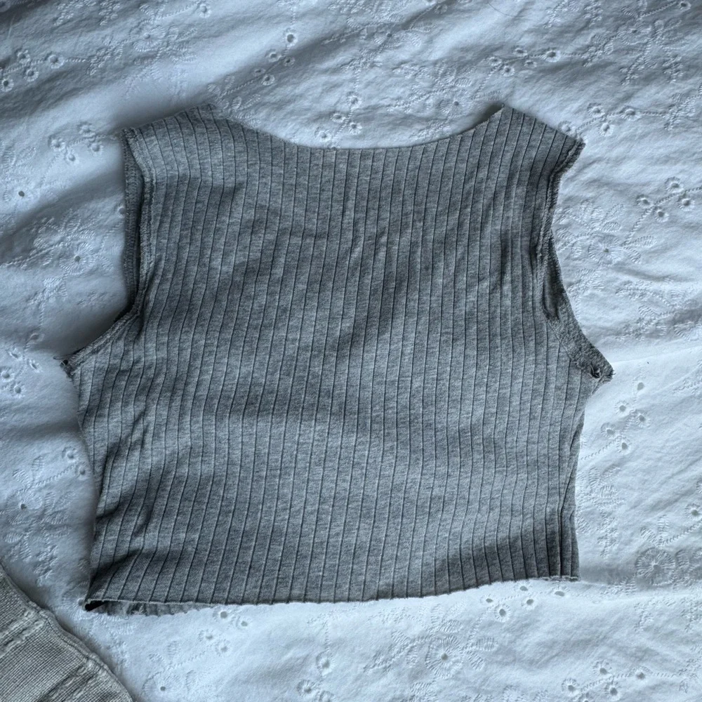 Gray Ribbed Sleeveless Top - Picture 4 of 5